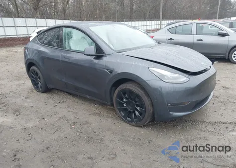 2022 Tesla Model Y Long Range Dual Motor All-Wheel Drive z USA, uszkodzony, nr VIN 7SAYGDEE4NF447159